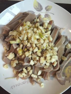 蒜头剁成蒜蓉，撒在猪肚上