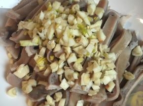 蒜头剁成蒜蓉，撒在猪肚上