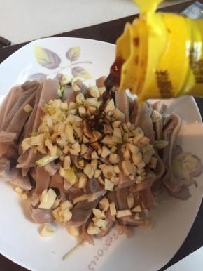 倒入适量的酱油，糖，盐