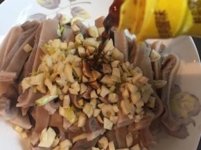 倒入适量的酱油，糖，盐