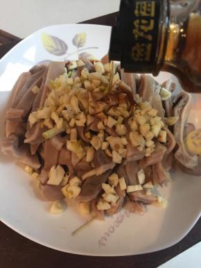 倒入适量芝麻油