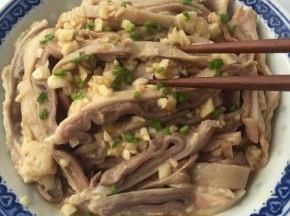 拌一拌后撒上葱花