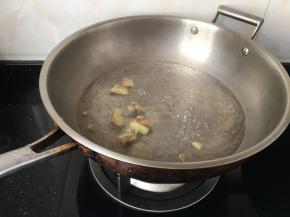 锅内注入两大碗清水，加入拍破的姜，姜我稍微切了一下再拍的。姜太大块了。这时差不多已经开始沸腾了