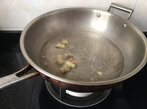 锅内注入两大碗清水，加入拍破的姜，姜我稍微切了一下再拍的。姜太大块了。这时差不多已经开始沸腾了