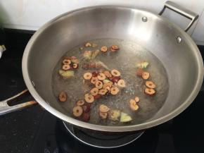 水沸腾之后加入红枣片，桂圆干，煮开后转小火，盖上盖子煮10分钟