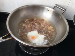 想要鸡蛋好看的话就不要大火，会把鸡蛋冲散的。小火盖上锅盖煮五分钟