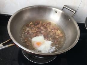 想要鸡蛋好看的话就不要大火，会把鸡蛋冲散的。小火盖上锅盖煮五分钟