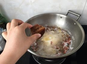 最后加入红糖一块，看自己喜欢的甜度添加，煮至红糖融合就可以啦