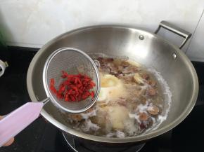 接着加入洗净的枸杞一同煮两分钟