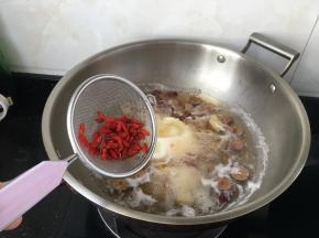 接着加入洗净的枸杞一同煮两分钟