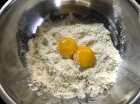 搓成面包屑状的粗粒，再加入两个蛋黄。