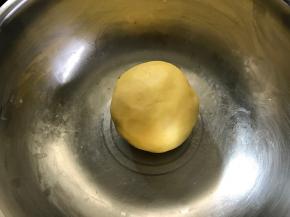 用手和成软硬程度适中的面团。将面团用保鲜膜包好，放入冰箱冷藏30分钟。