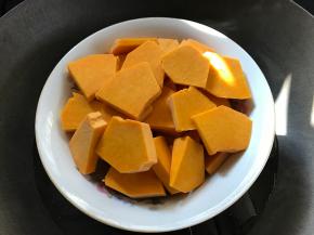 南瓜切成小块上锅蒸熟。