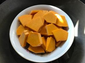 南瓜切成小块上锅蒸熟。