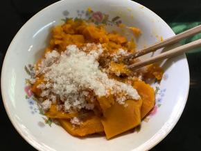 加入白糖压成南瓜泥。