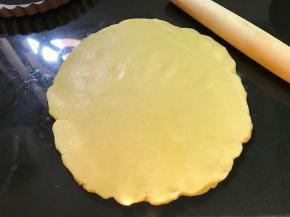 面团从冰箱拿出后擀成0.5CM的圆形面片。