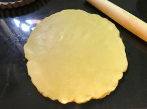 面团从冰箱拿出后擀成0.5CM的圆形面片。