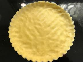 将面片放在8寸派盘中，边缘和底部用手压实。