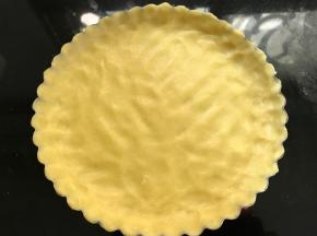 将面片放在8寸派盘中，边缘和底部用手压实。