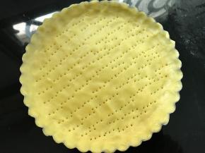 再用叉子在饼皮底部插一些小洞，目的是防止派皮受热膨胀变形。