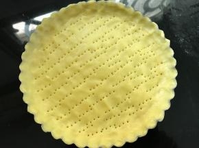 再用叉子在饼皮底部插一些小洞，目的是防止派皮受热膨胀变形。