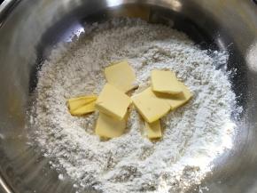 糖粉、低粉混匀后加入软化的黄油。