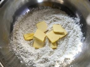 糖粉、低粉混匀后加入软化的黄油。