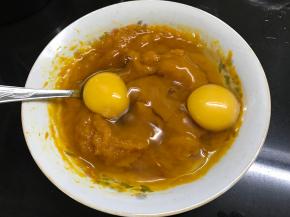 加入两个鸡蛋搅均匀。