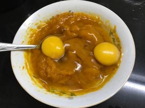 加入两个鸡蛋搅均匀。