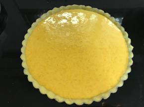 将南瓜馅倒入派皮中，9分满即可。