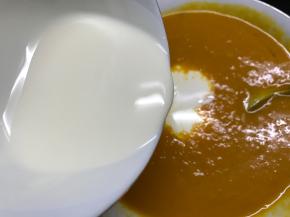 加入淡奶油搅拌均匀。