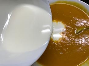 加入淡奶油搅拌均匀。