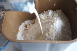 我把喝剩下的小半袋牛奶倒进面粉中