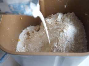 我把喝剩下的小半袋牛奶倒进面粉中