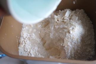 再倒入适量的凉水，红薯的稀稠度不好掌握，所以水可以预留一部分