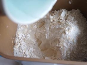 再倒入适量的凉水，红薯的稀稠度不好掌握，所以水可以预留一部分