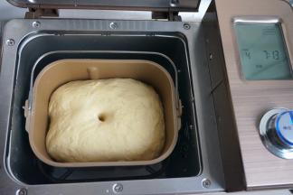 当面团是原来的2-2.5倍大小时，手指蘸少许面粉，在面团顶部戳个洞，不塌陷不回缩，面团发酵成功