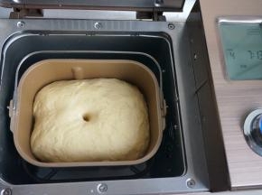 当面团是原来的2-2.5倍大小时，手指蘸少许面粉，在面团顶部戳个洞，不塌陷不回缩，面团发酵成功