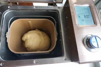 将桶安放在东菱3C面包机中，启动揉面程序，很快就成面团了，中途根据情况再逐量加入预留的水；面团揉好后，盖一块湿布，防止在发酵过程中表皮变干；启动“发酵”程序，不用管时间，主要看面团状态