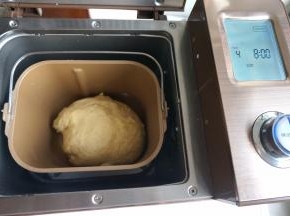 将桶安放在东菱3C面包机中，启动揉面程序，很快就成面团了，中途根据情况再逐量加入预留的水；面团揉好后，盖一块湿布，防止在发酵过程中表皮变干；启动“发酵”程序，不用管时间，主要看面团状态