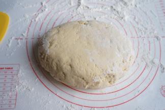 面团取出放在揉面垫上，可以往里再揉一些面粉（份量外），这样吃起来更有咬劲儿，组织也很细腻，多说一句，要想让馒头蒸出来不塌不扁或者做造型花样，面团千万不能软，而且也不要在二发的时候完全发到位