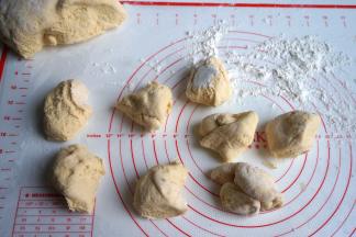 面团一分为二，每一块再平均分割成8小份