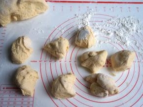 面团一分为二，每一块再平均分割成8小份