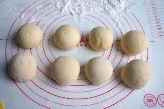 把每个小面剂揉成圆球，再将底部往上搓一搓，有点高度