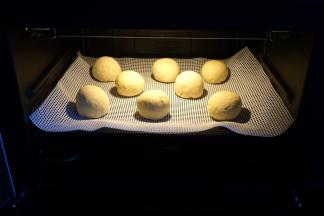 将馒头生坯码放在蒸垫上，送入蒸箱，进行二次发酵20分钟；没有蒸箱就放在普通的蒸锅里，别忘记铺块湿屉布或者在蒸屉上抹少许油