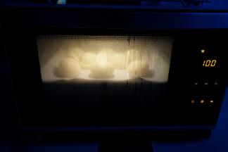 20分钟后，馒头生坯已经变得圆润了，开始蒸，加上预热的3分钟，全程一共20分钟；如果用普通蒸锅，可以大火上汽后，蒸15—20分钟，看馒头大小来定