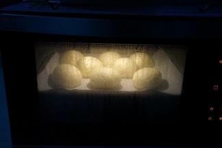 馒头蒸好后，先别急于出来，焖5—10分钟，待热气渐渐散去，防止骤冷而表面收缩变皱巴巴