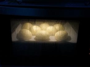 馒头蒸好后，先别急于出来，焖5—10分钟，待热气渐渐散去，防止骤冷而表面收缩变皱巴巴