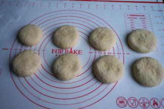 蒸馒头的同时，把剩下的面团也分割成8小份，揉圆、按扁