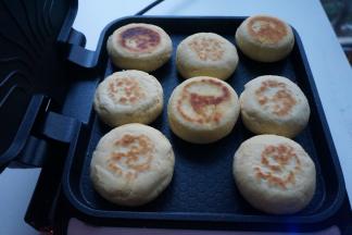 入电饼铛中，饼两面刷点油，烙熟即可。饼尽可能做得小一点儿，这样上下加热，利于中间熟透